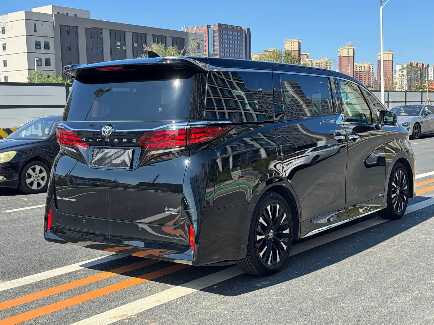 Toyota Alphard 2023 — Photo 2/20