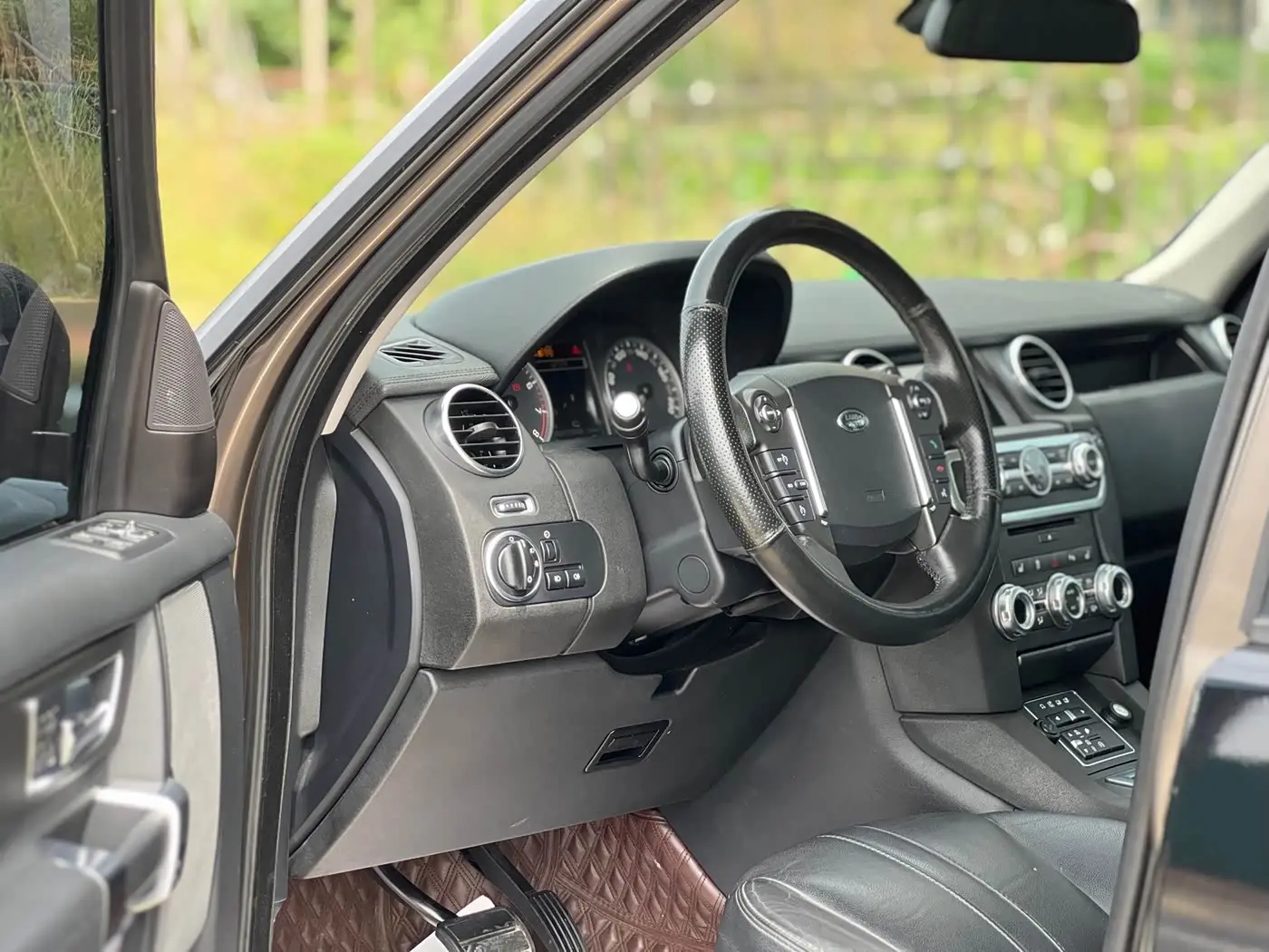 Land Rover Discovery 2016 — Photo 4/9