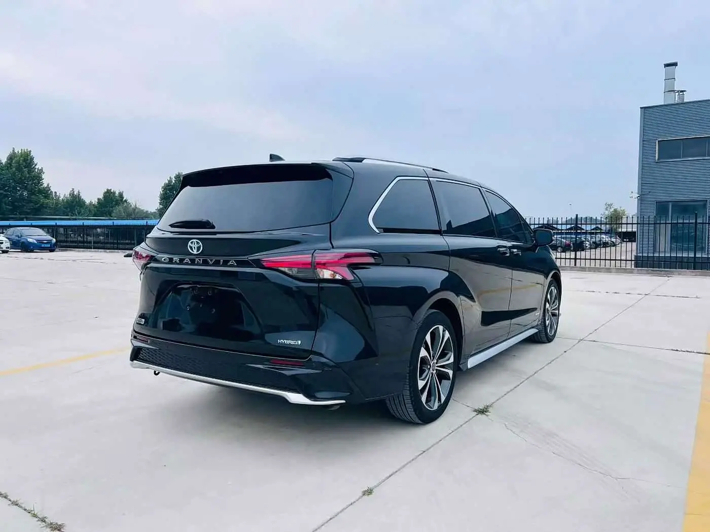 Toyota Granvia 2023 — Photo 2/10