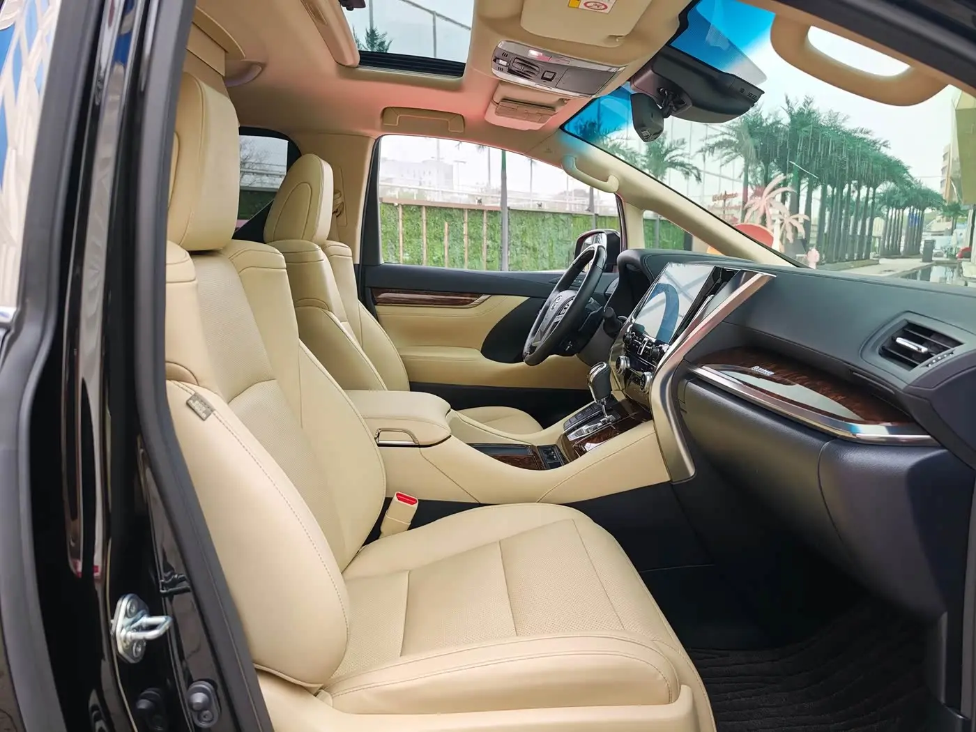 Toyota Alphard 2023 — Photo 13/20