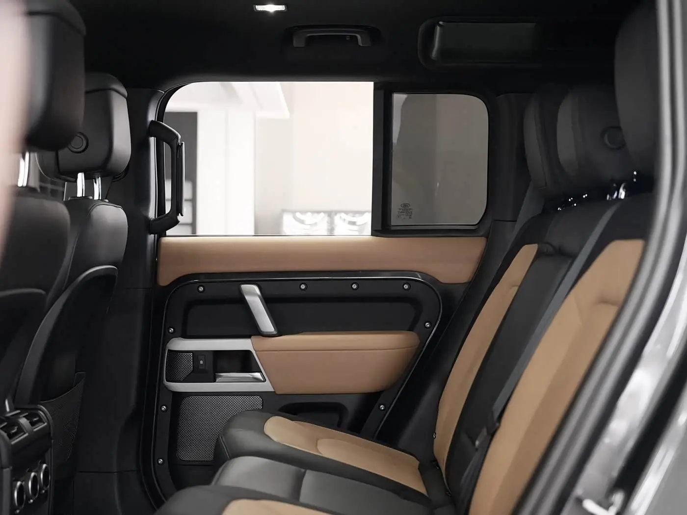 Land Rover Defender 2023 — Photo 10/13