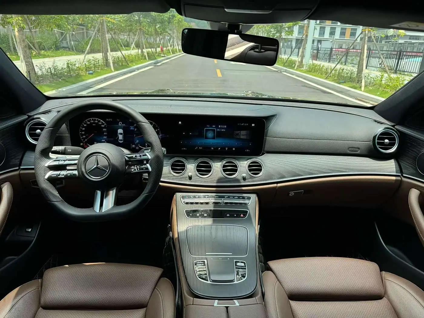 Mercedes-Benz E-Class 2022 — Photo 5/9