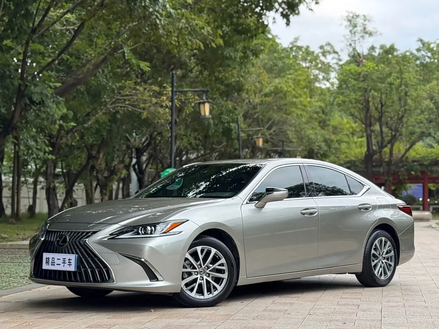 Lexus ES 2023 — Фото 1/20