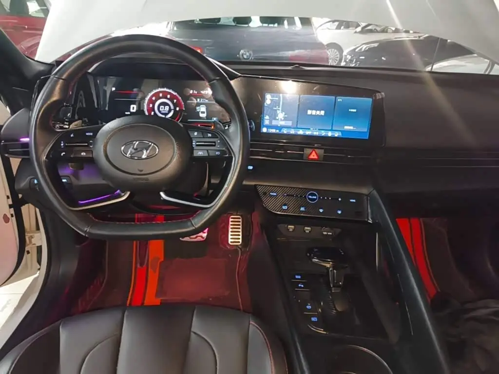 Hyundai Elantra 2023 — Фото 10/20