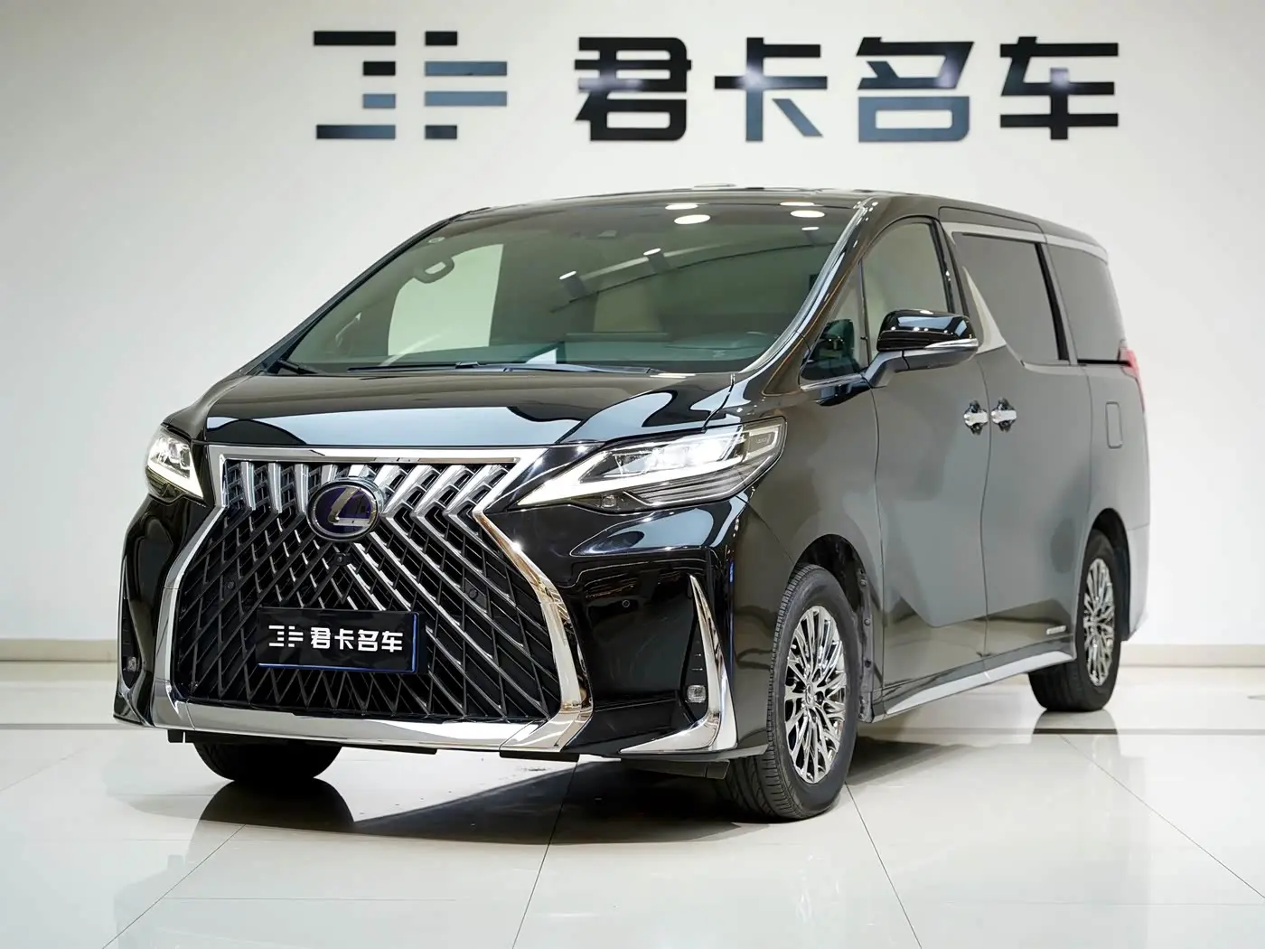 Lexus LM 2022 — Photo 1/20