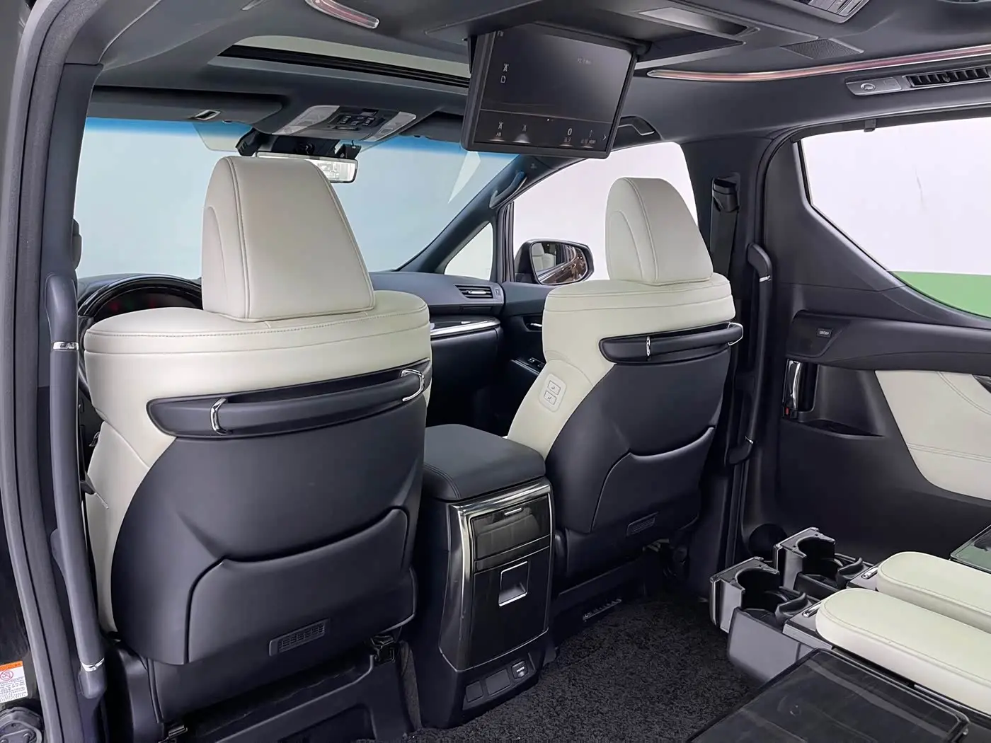 Lexus LM 2020 — Photo 7/13