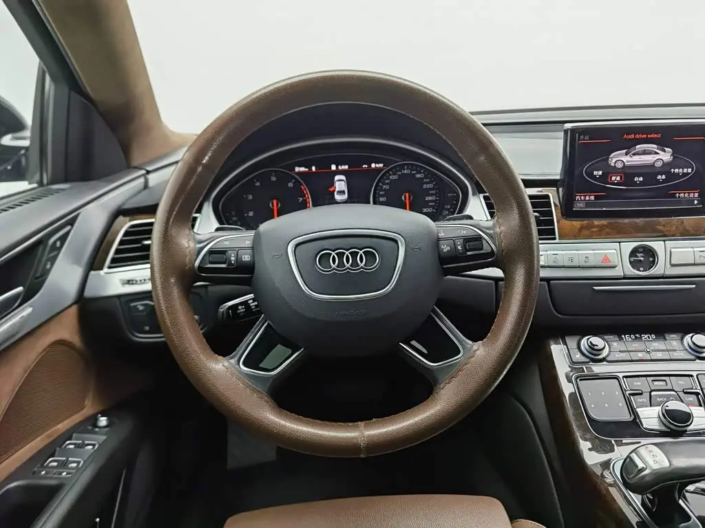 Audi A8 2016 — Фото 11/20