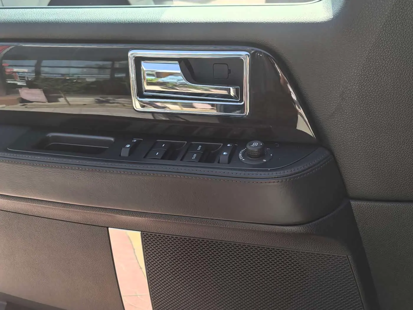 Lincoln Navigator 2017 — Photo 11/20