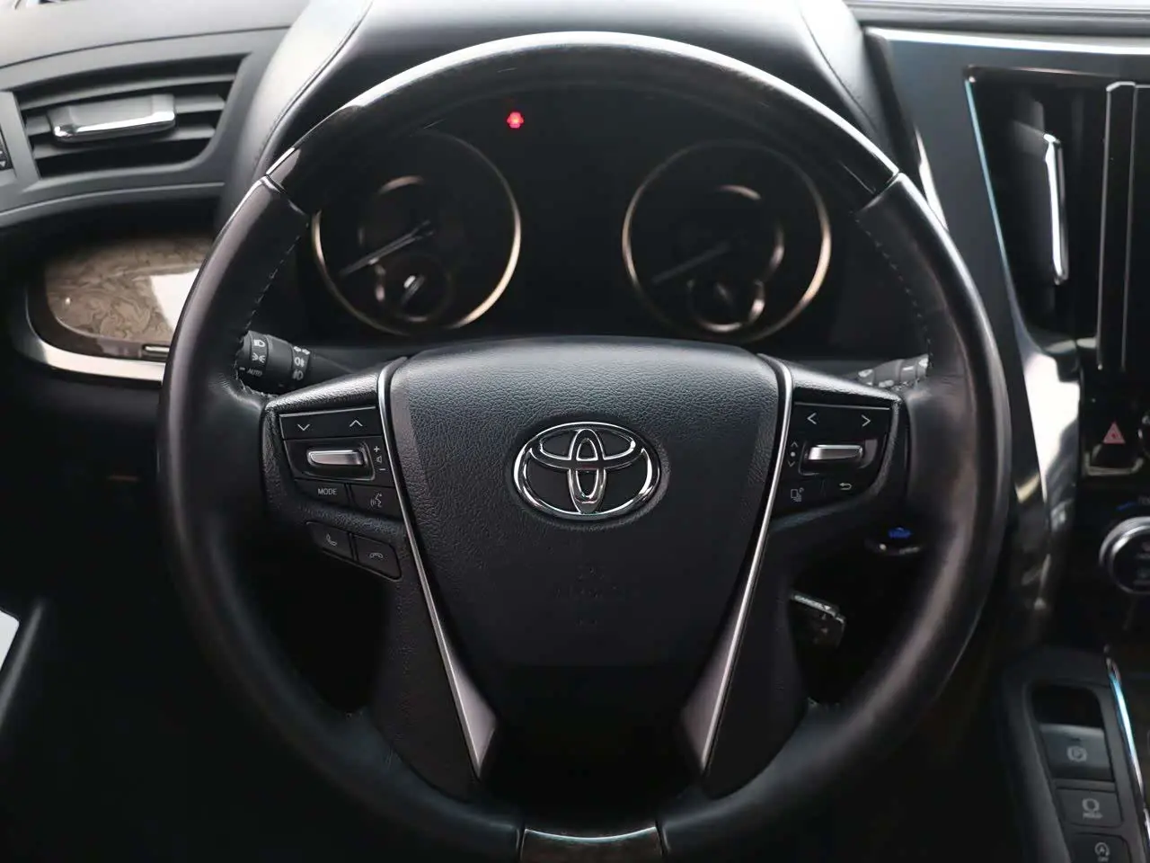 Toyota Alphard 2018 — Photo 12/20
