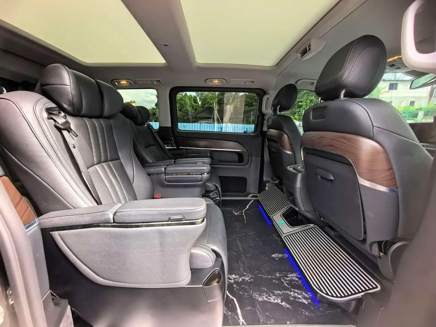 Mercedes-Benz V-Class 2023 — ფოტო 14/14