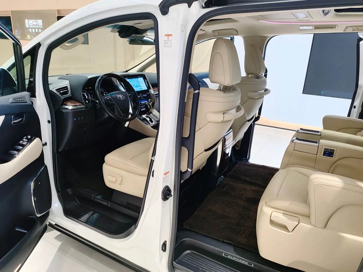 Toyota Alphard 2021 — Photo 14/18