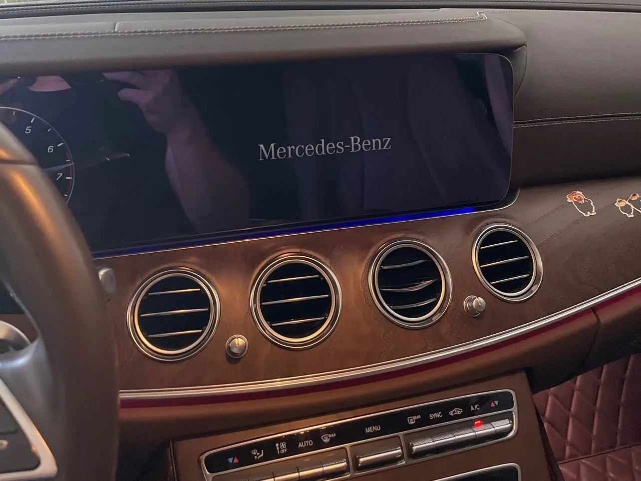 Mercedes-Benz E-Class 2022 — Photo 9/11
