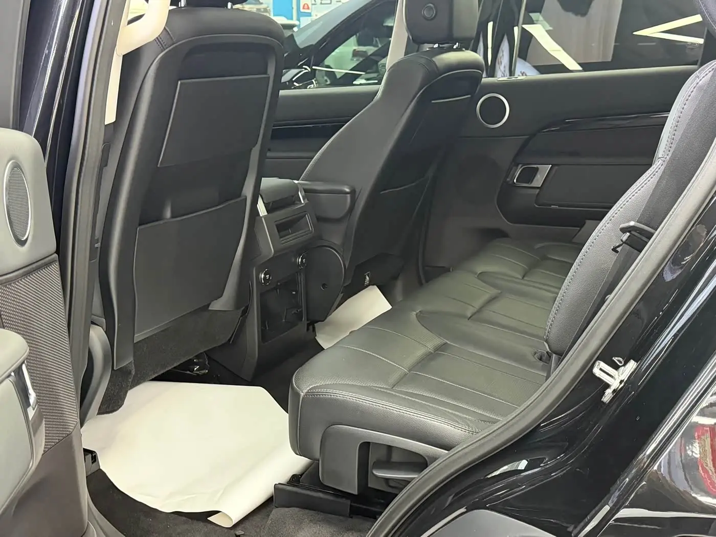 Land Rover Discovery 2018 — ფოტო 5/17