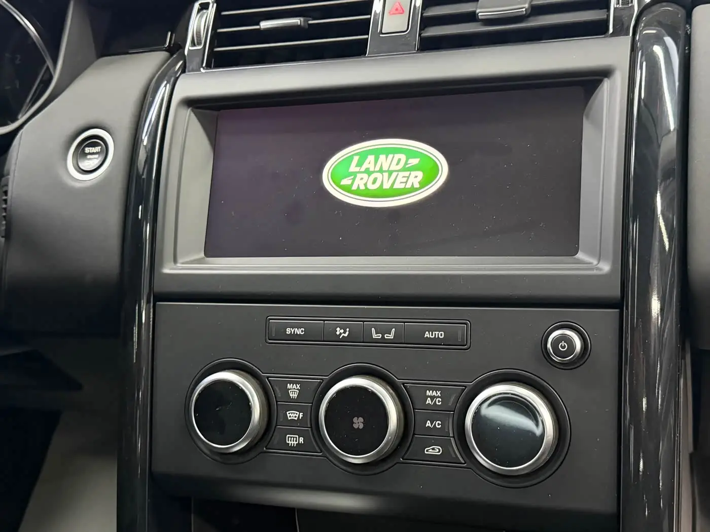 Land Rover Discovery 2018 — ფოტო 8/17