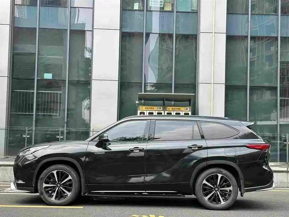 Toyota Crown Kluger 2023 — Photo 2/10