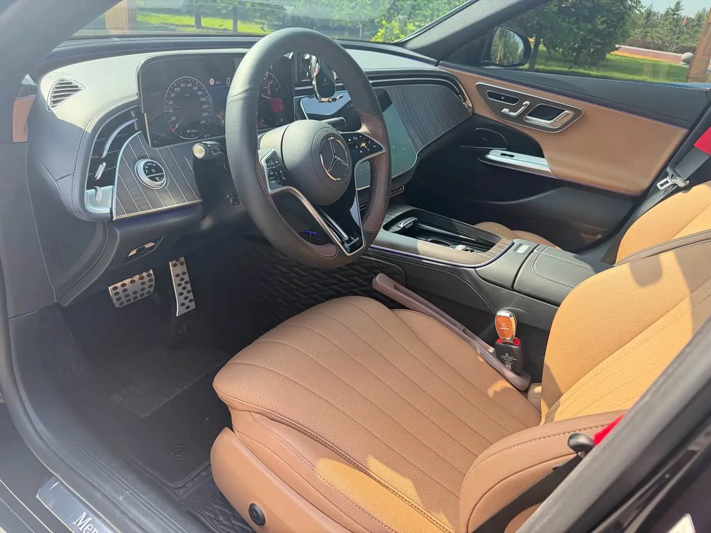 Mercedes-Benz E-Class 2025 — Фото 4/9
