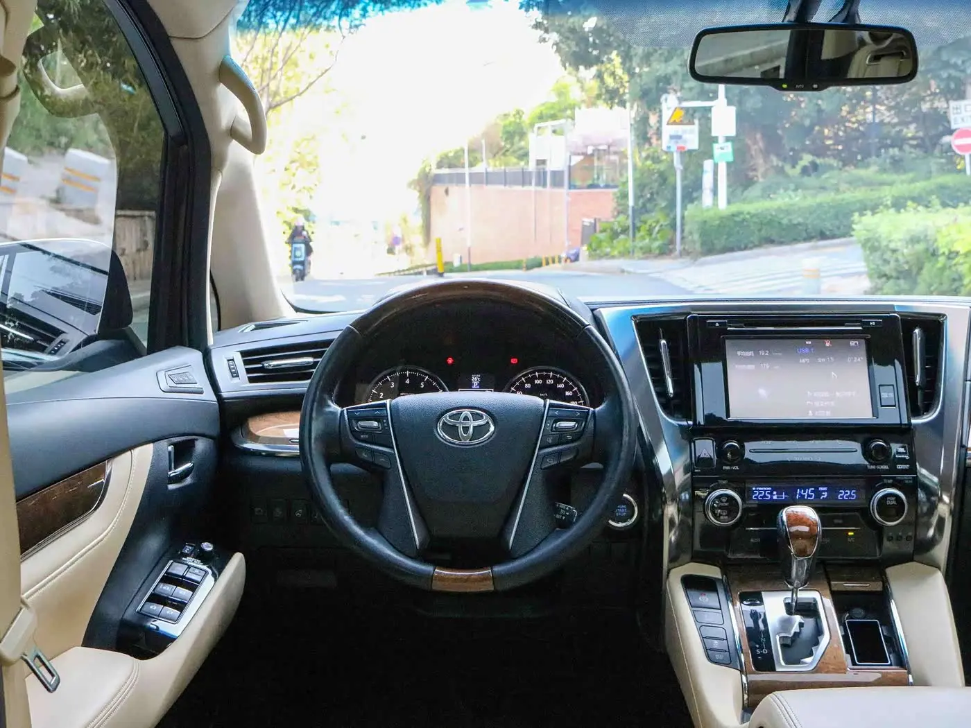 Toyota Alphard 2018 — Фото 4/16
