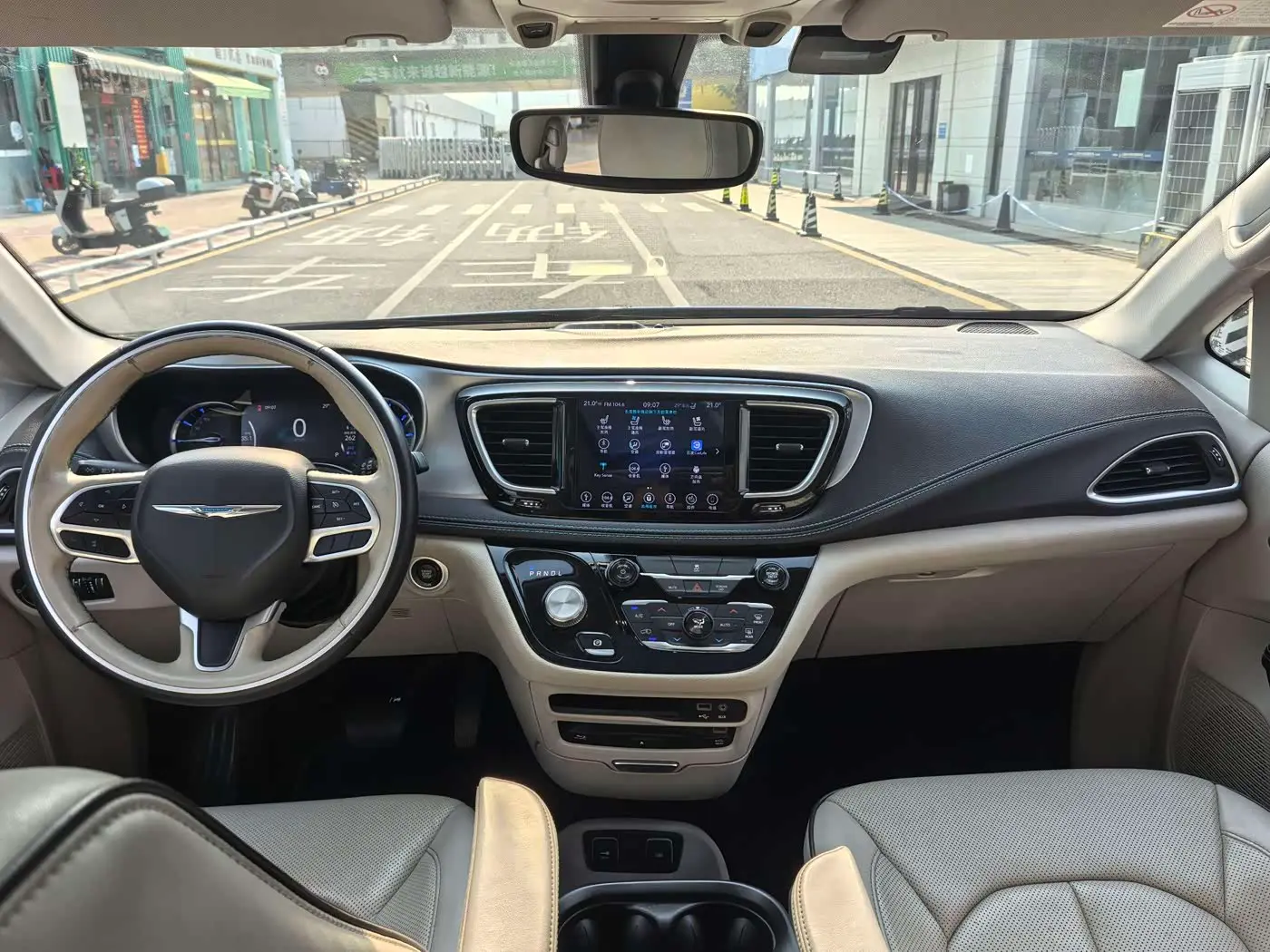 Chrysler Grand Caravan PHEV 2019 — Photo 10/17