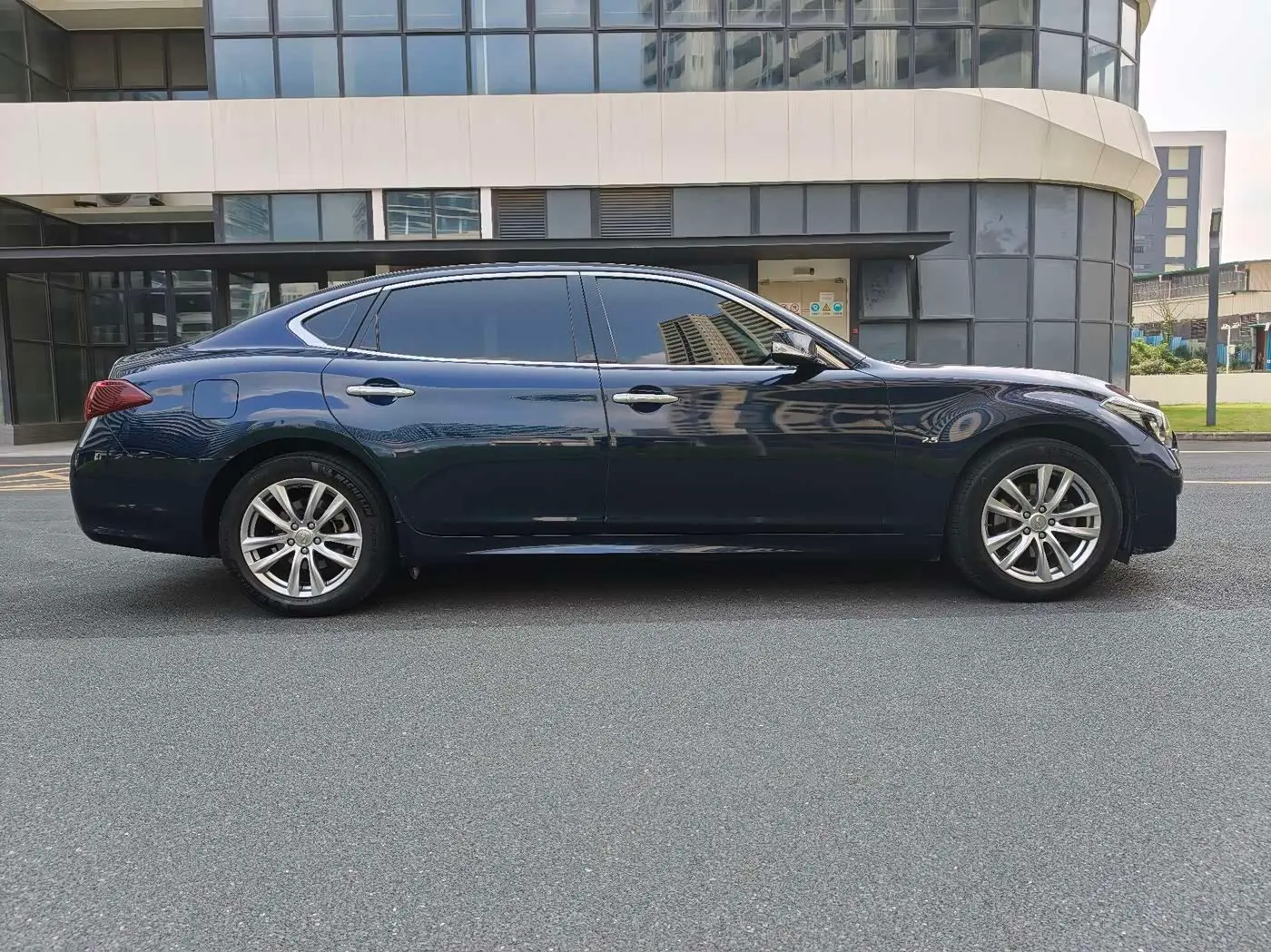 Infiniti Q70 2018 — Photo 7/19