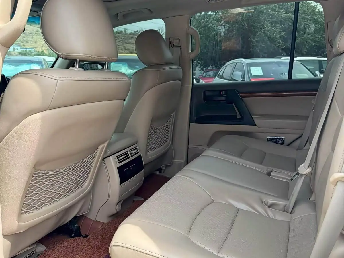 Toyota Land Cruiser 2015 — Photo 6/15