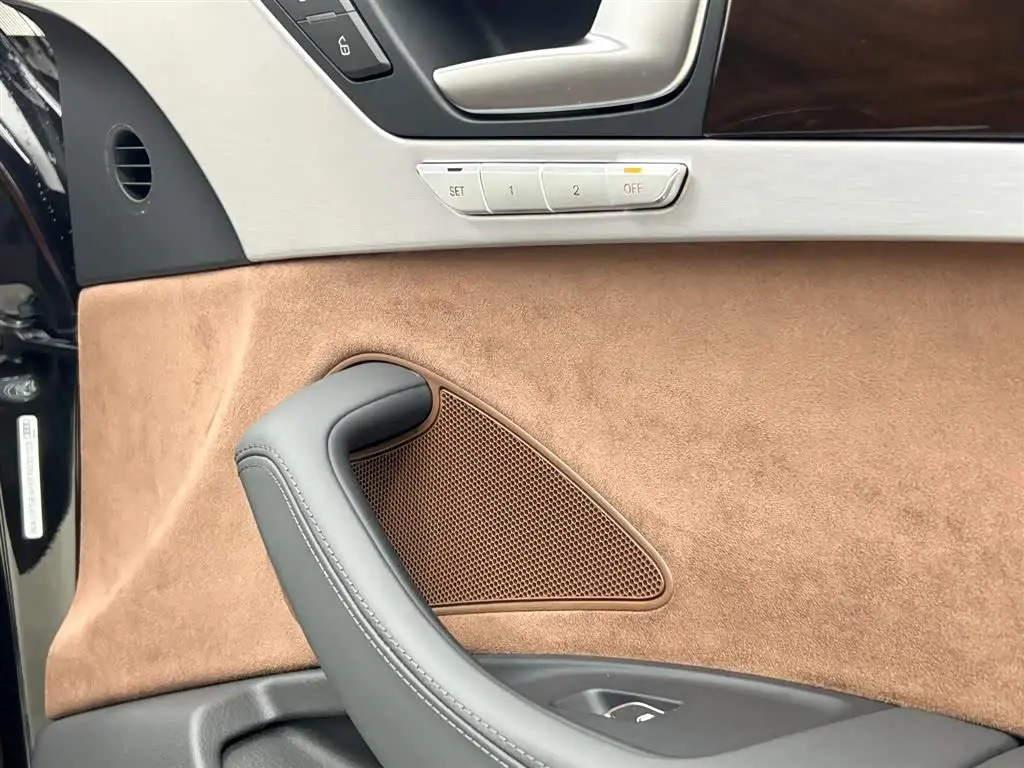 Audi A8 2015 — Фото 17/20
