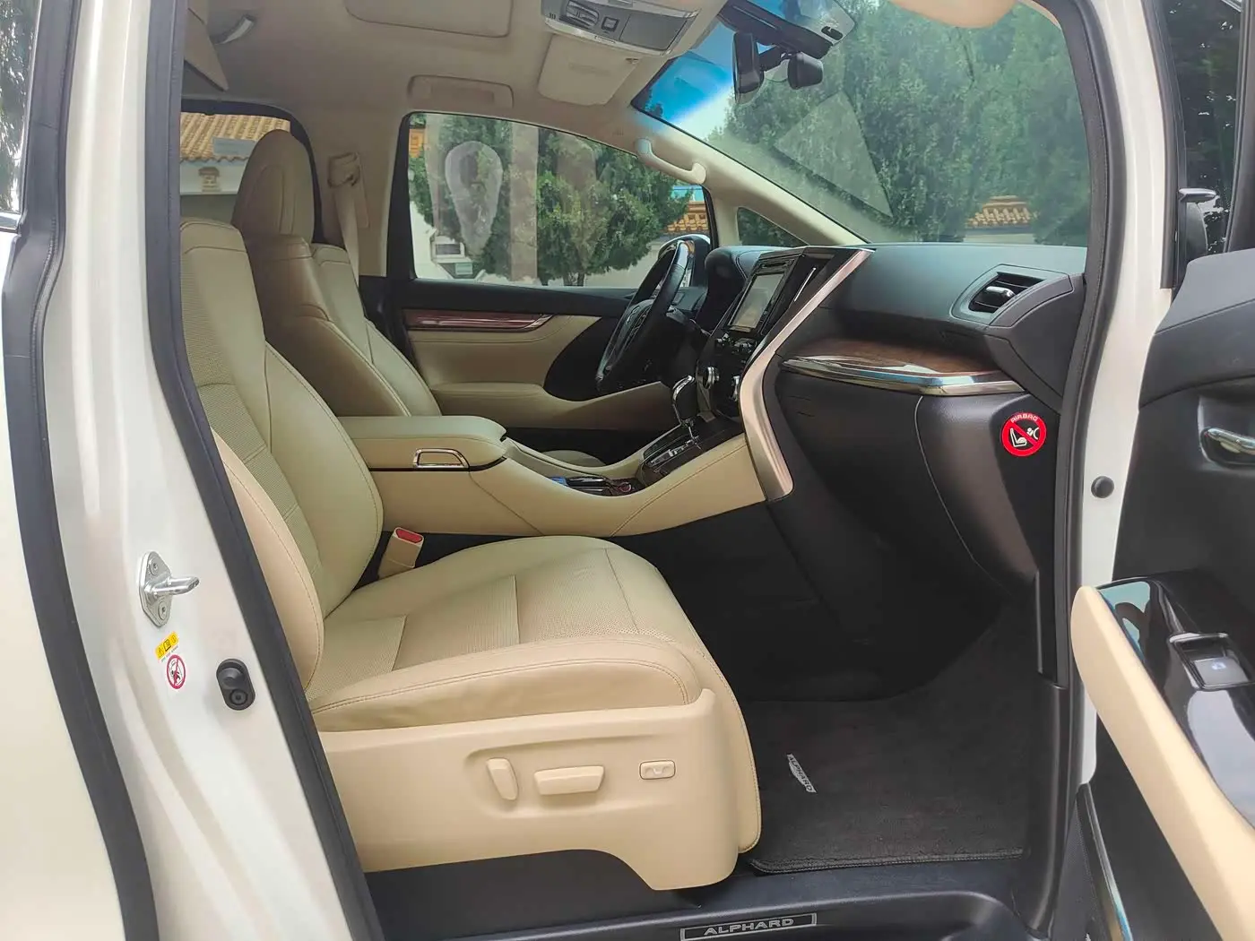 Toyota Alphard 2018 — Photo 8/16
