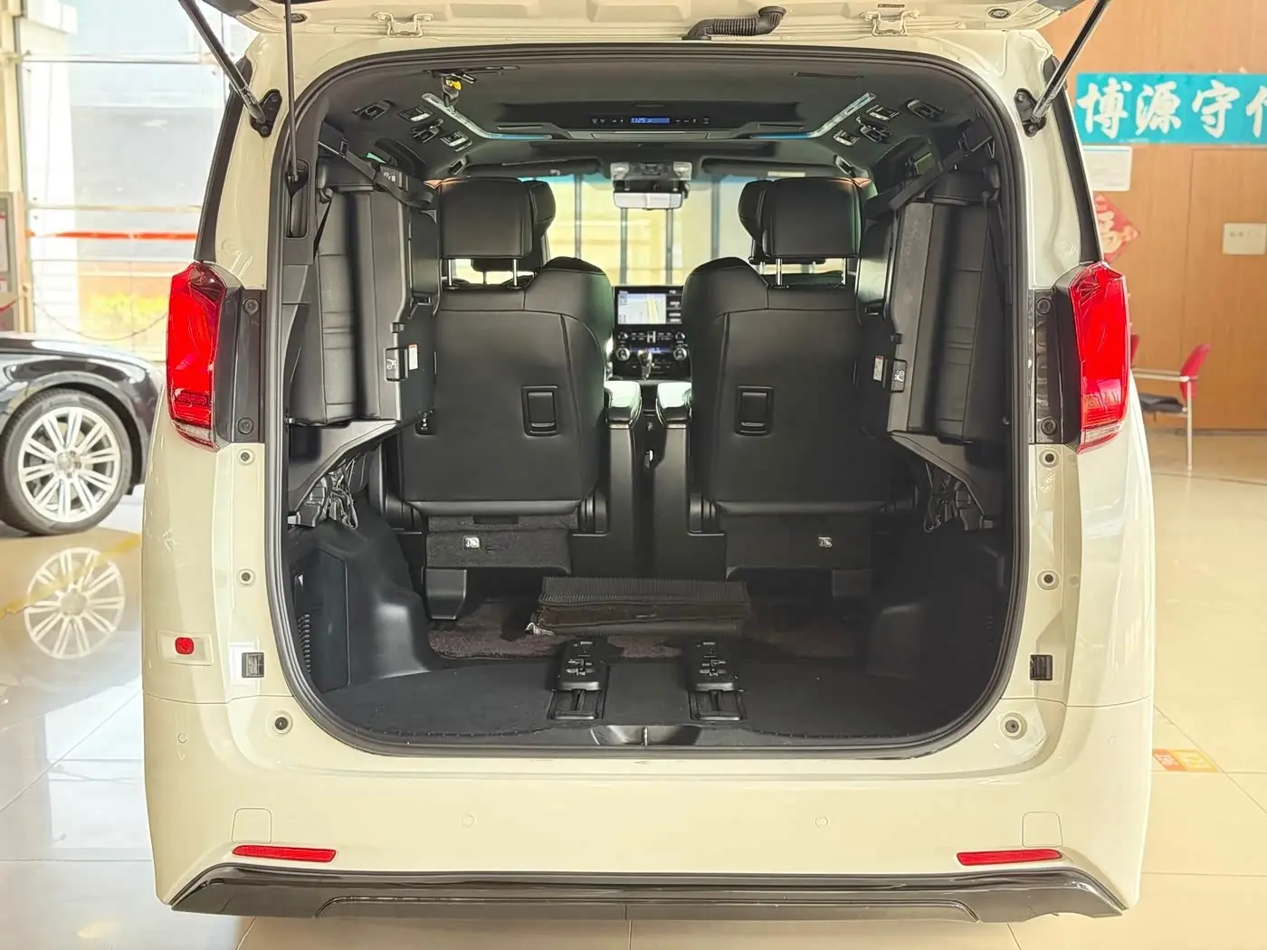 Toyota Alphard 2020 — Photo 20/20