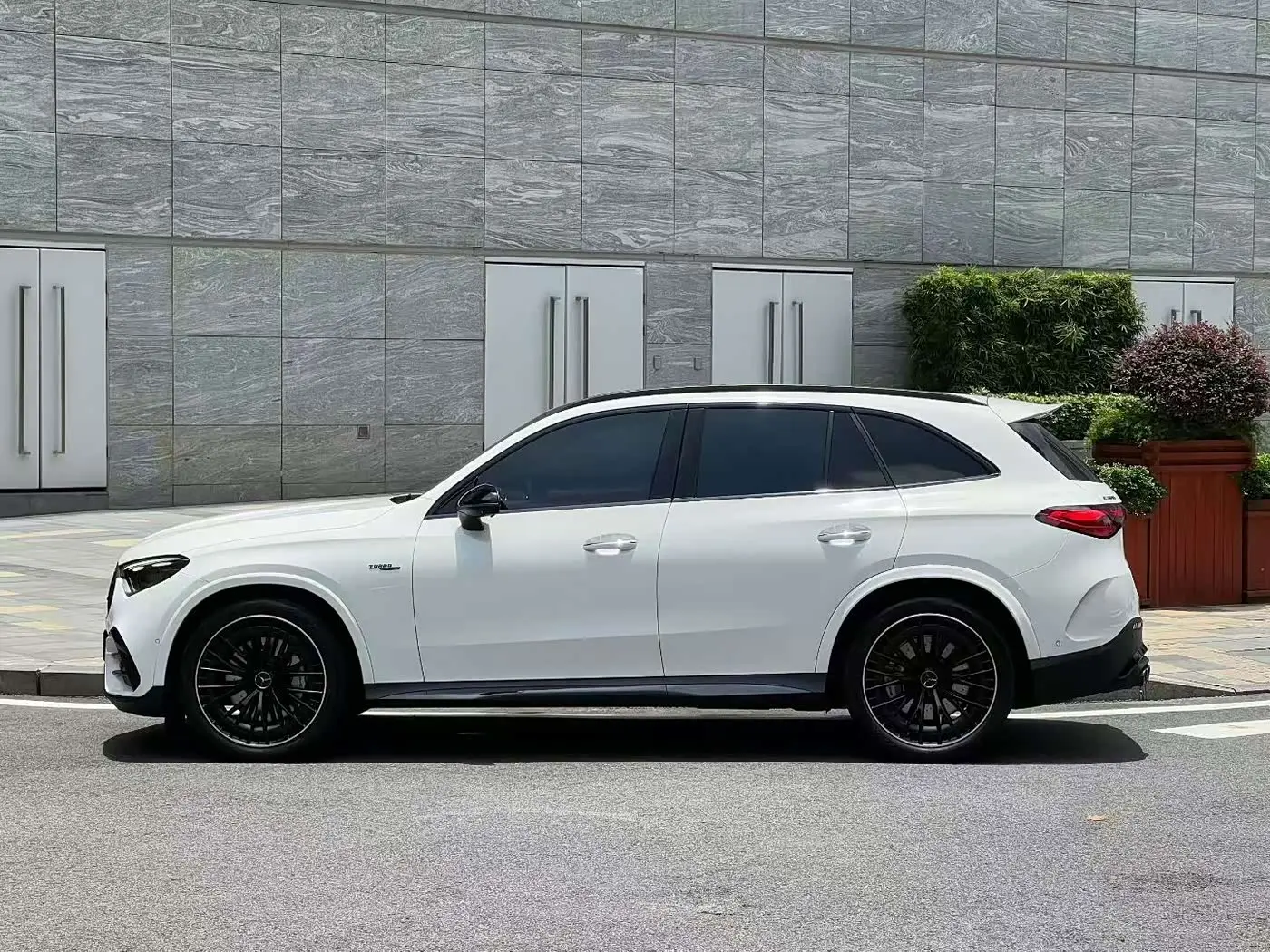 Mercedes-Benz GLC AMG 2026 — Photo 3/9