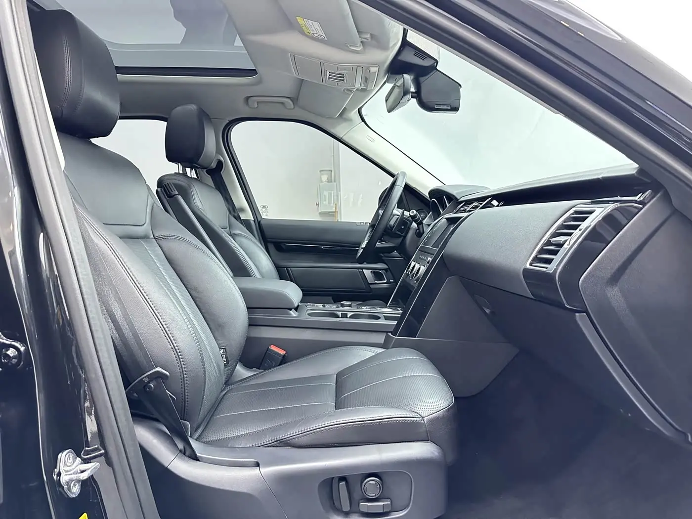 Land Rover Discovery 2017 — Photo 12/20