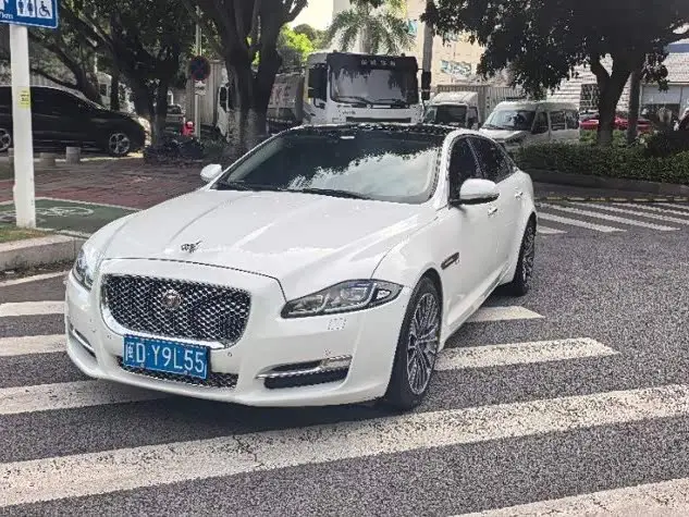 Jaguar XJ 2017 — Photo 1/8