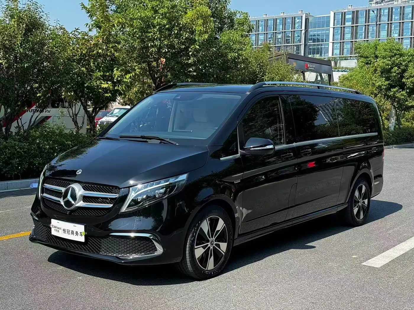 Mercedes-Benz V-Class 2023 — Фото 1/16