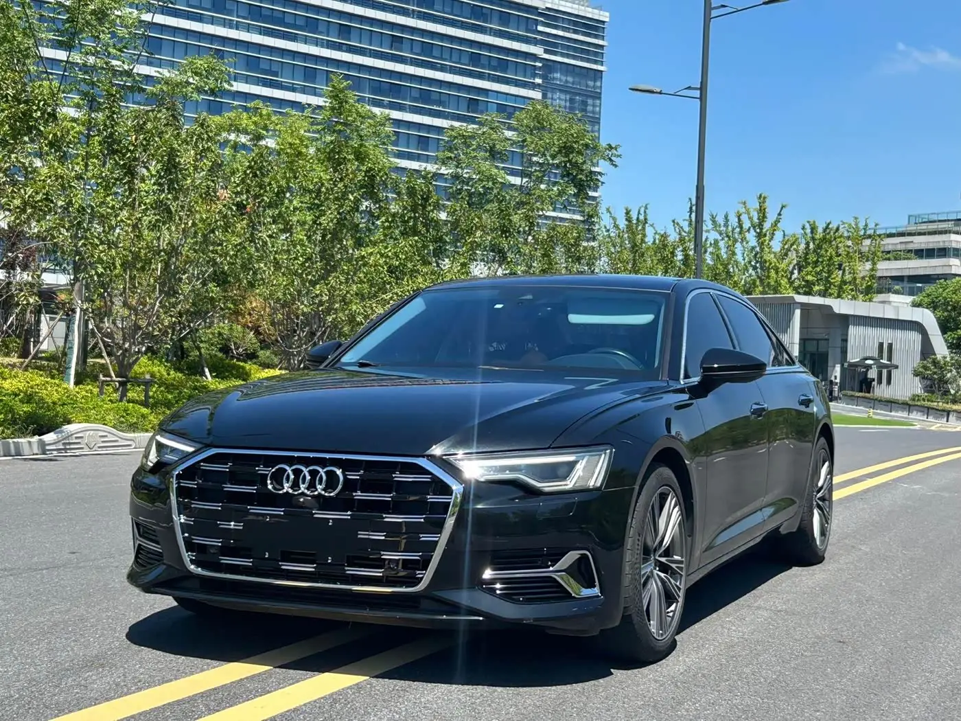 Audi A6L 2021 — Фото 1/19