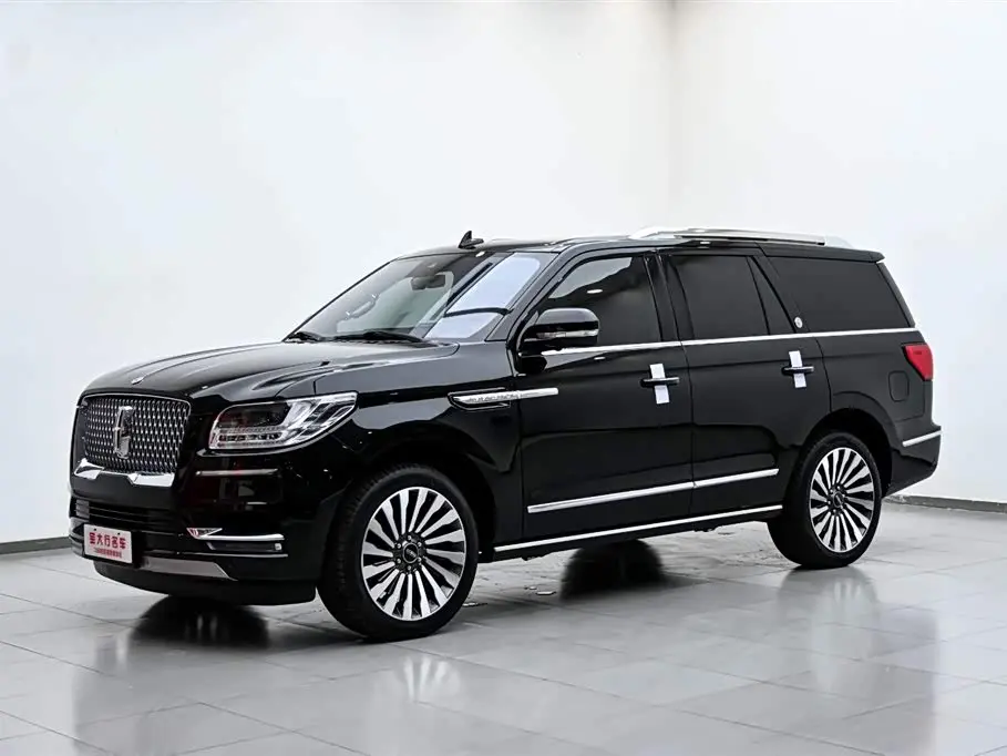 Lincoln Navigator 2020 — Photo 2/20