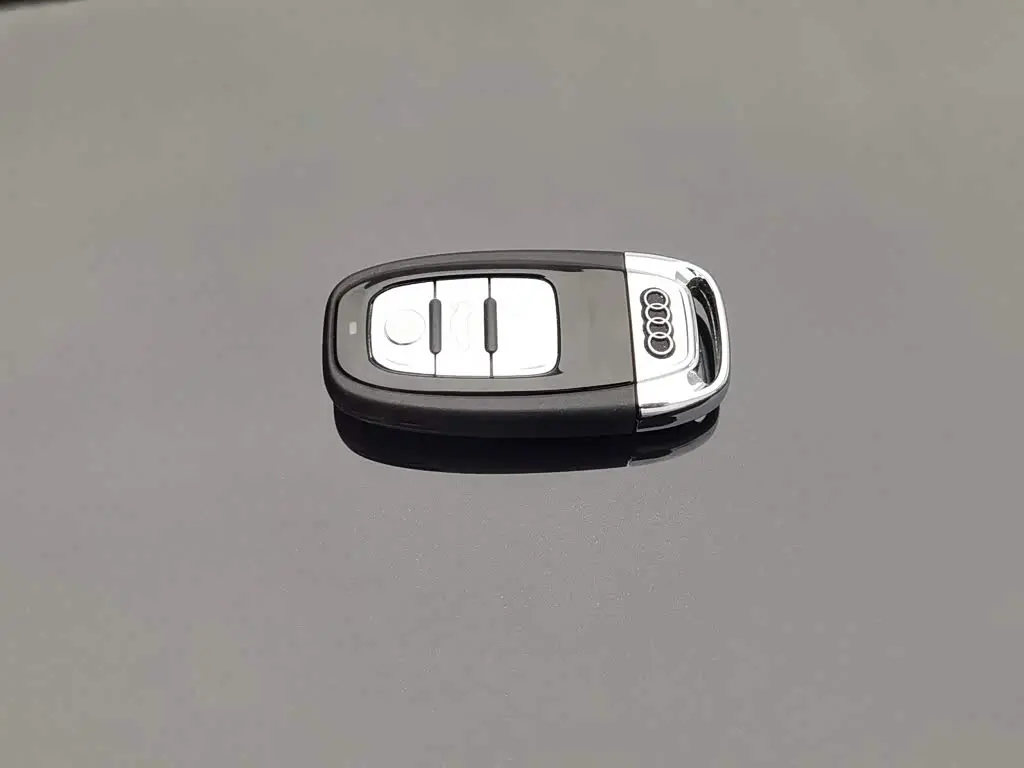 Audi A8 2013 — Photo 19/20