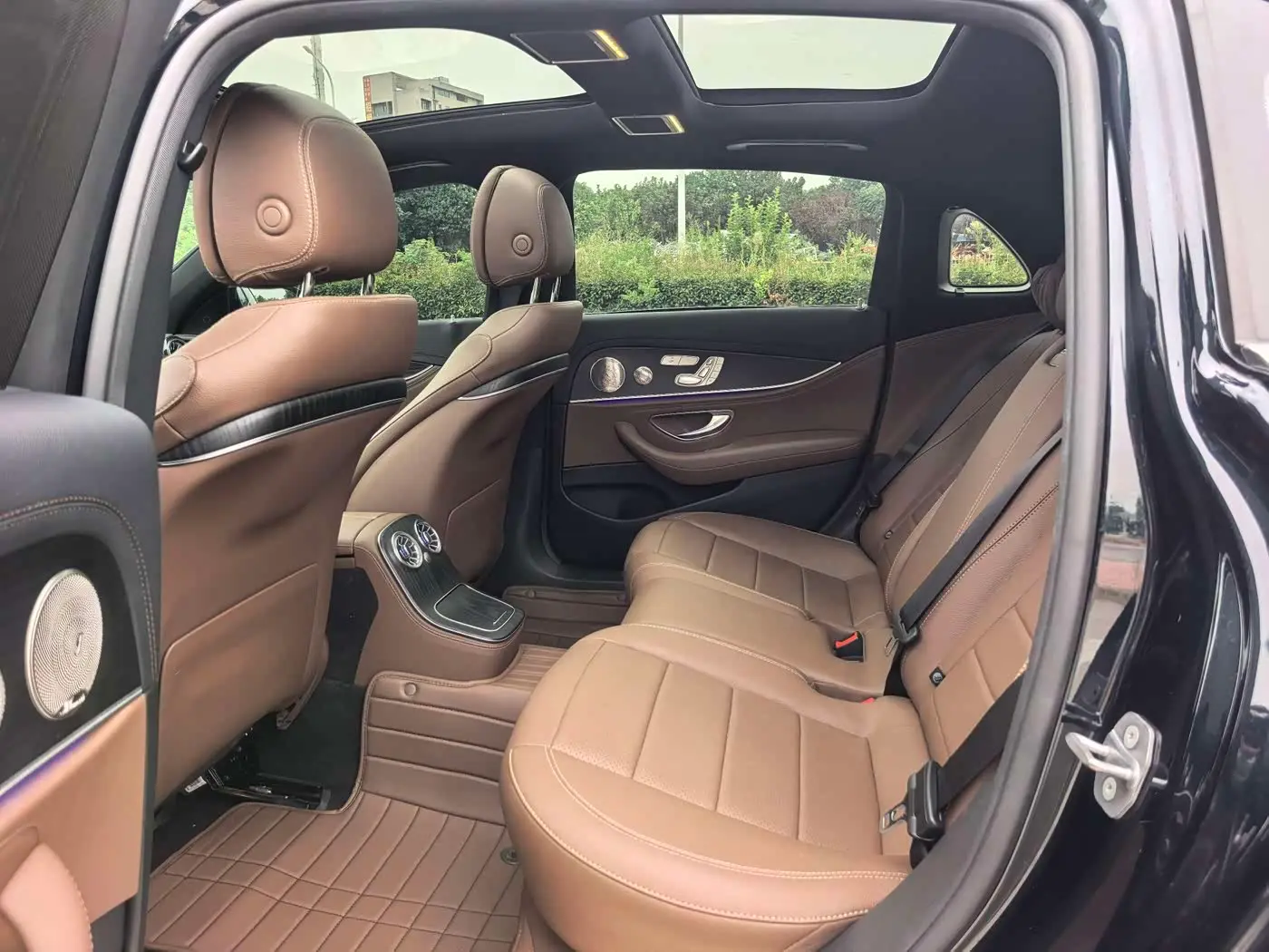 Mercedes-Benz E-Class 2023 — Photo 8/17