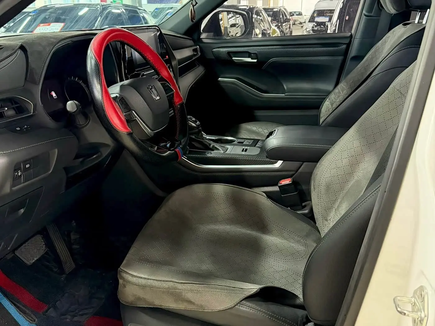 Toyota Crown Kluger 2022 — Photo 4/9