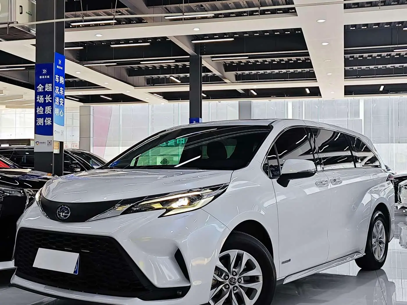 Toyota Granvia 2023 — ფოტო 1/9