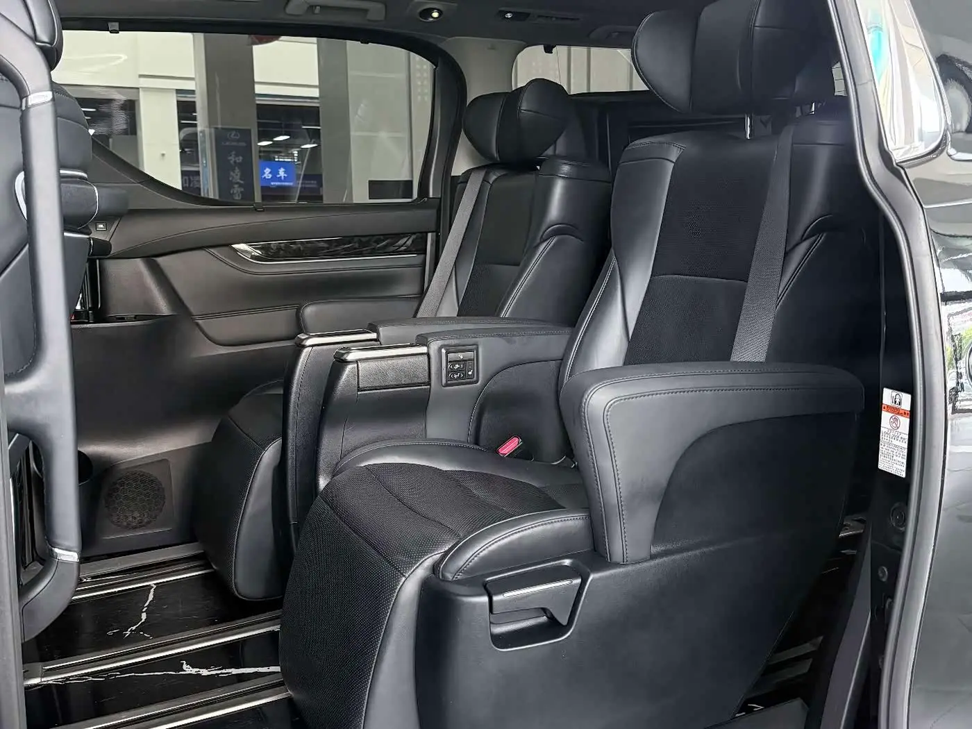 Toyota Vellfire 2022 — Photo 8/20