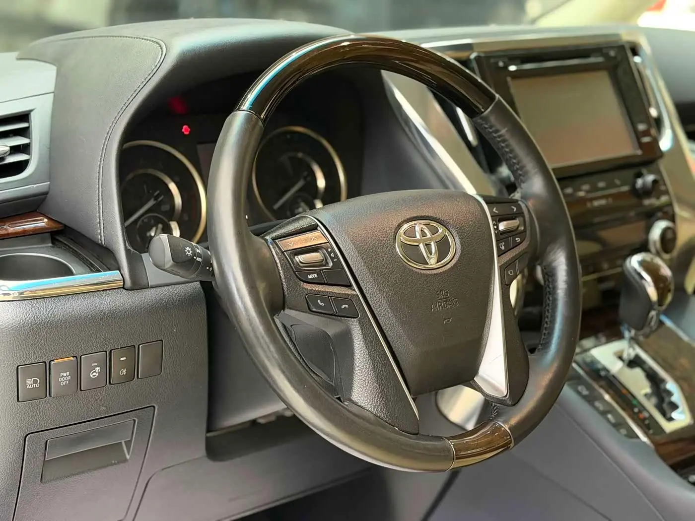 Toyota Alphard 2019 — Photo 4/14