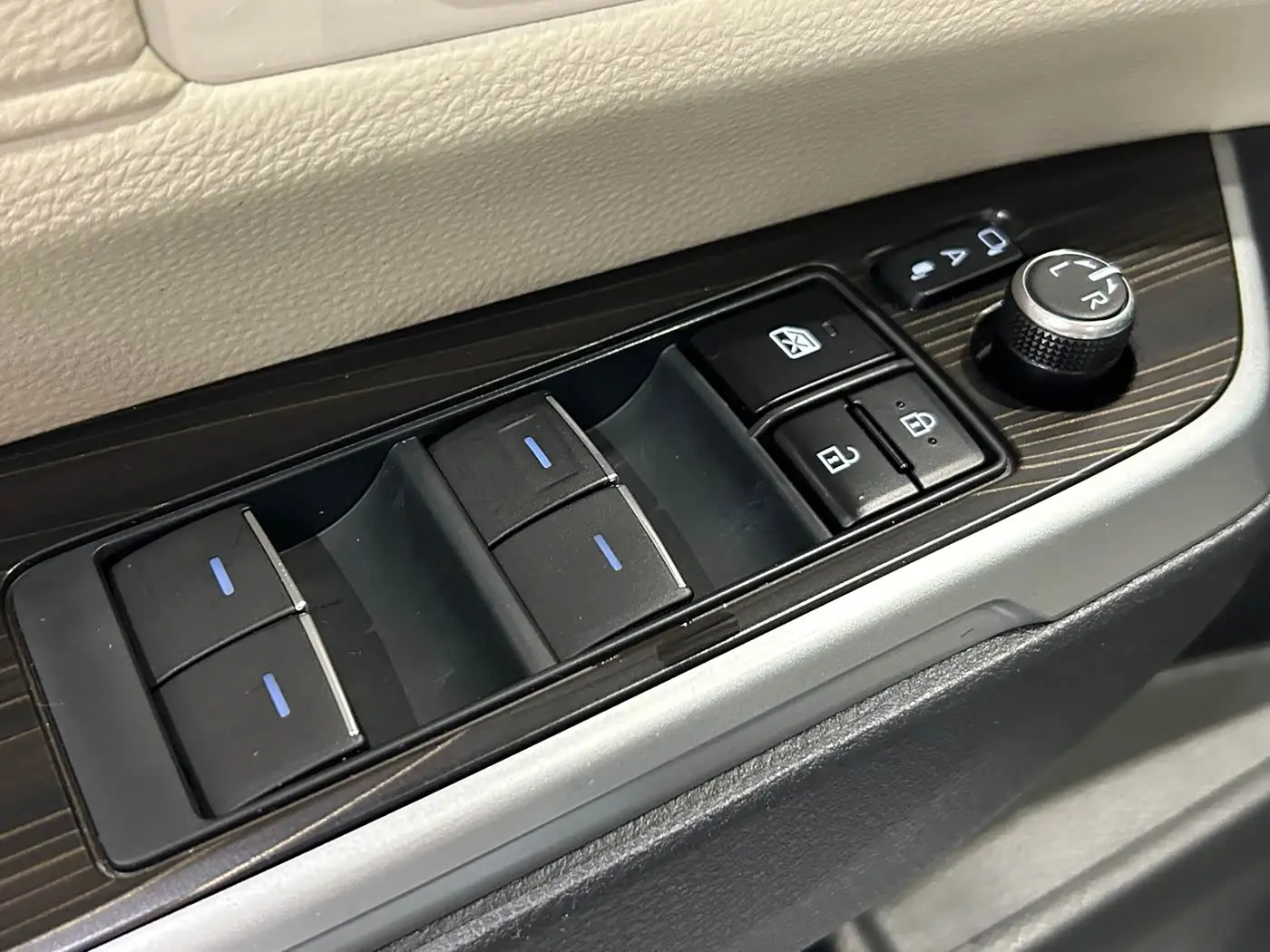 Toyota Granvia 2024 — Photo 6/20