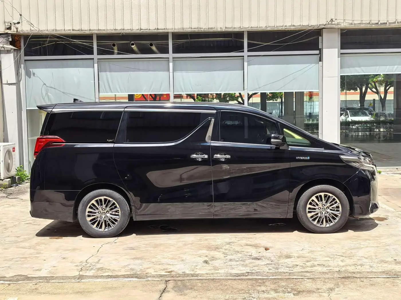 Toyota Alphard 2023 — Фото 19/20
