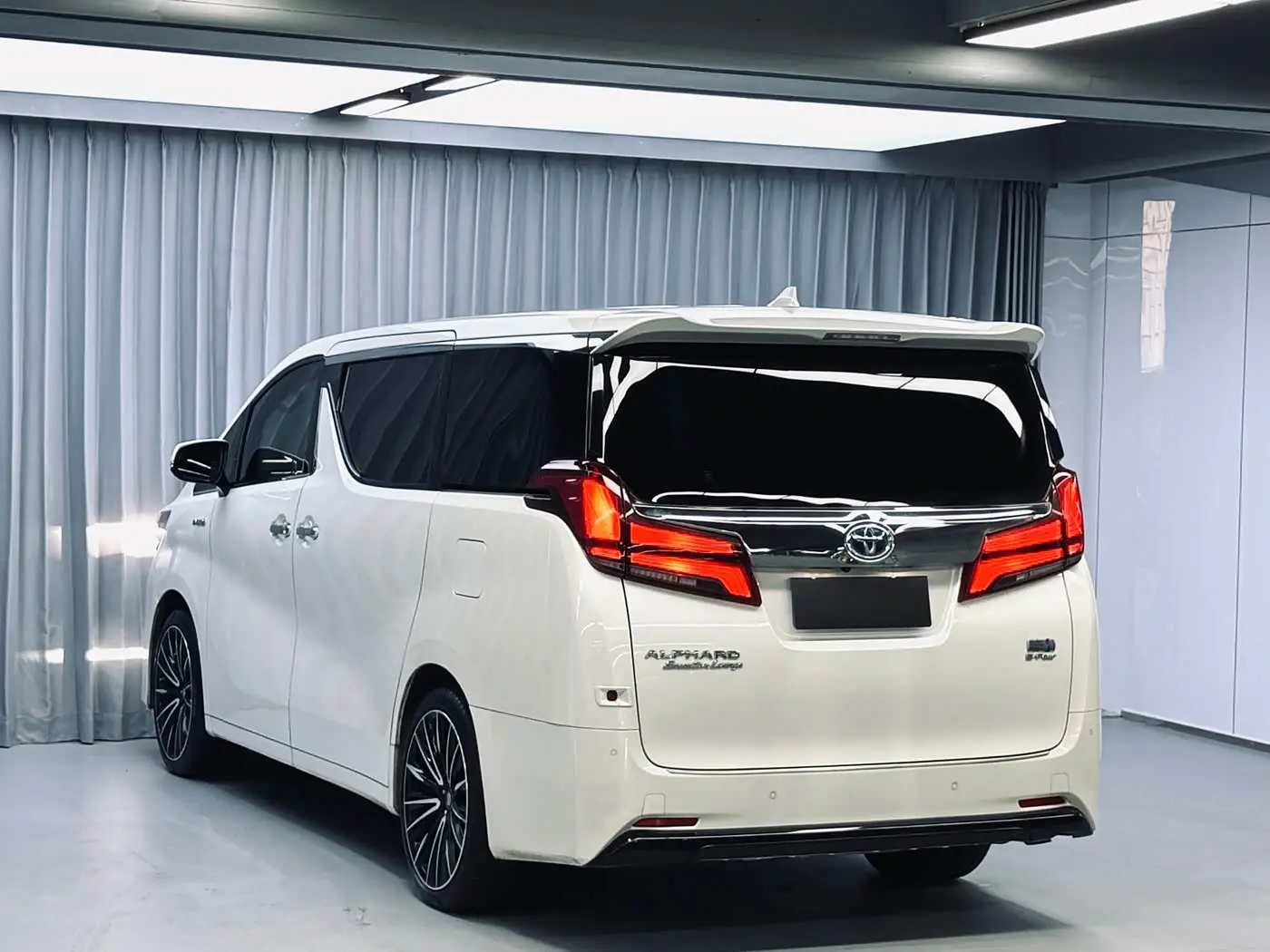 Toyota Alphard 2021 — Photo 5/20