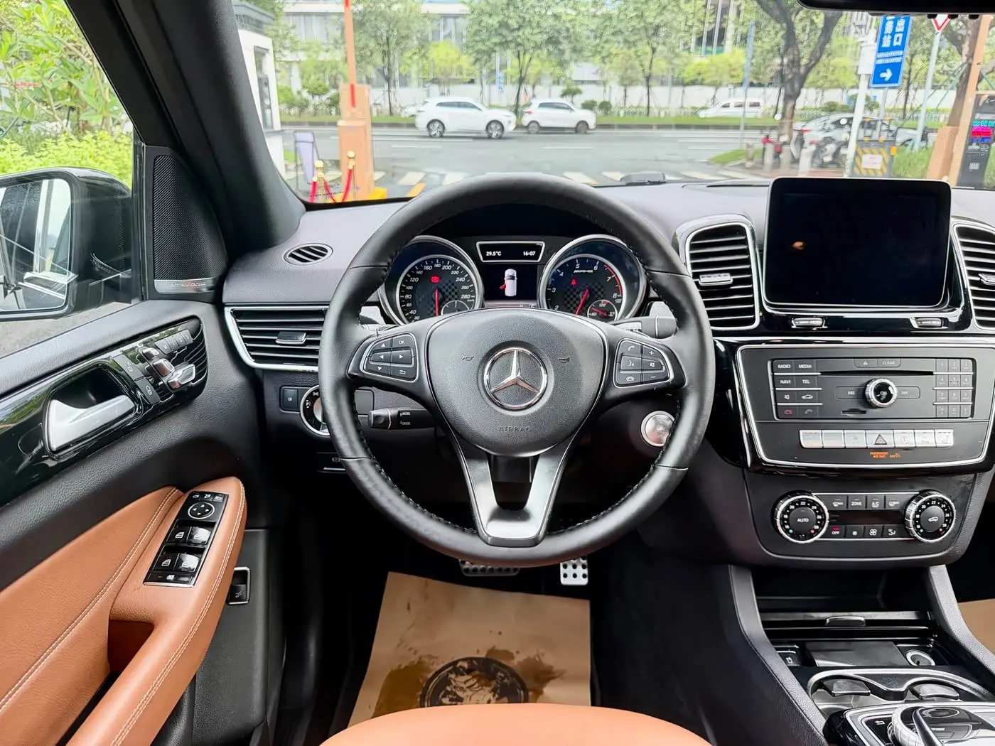 Mercedes-Benz GLE AMG 2018 — Photo 10/20