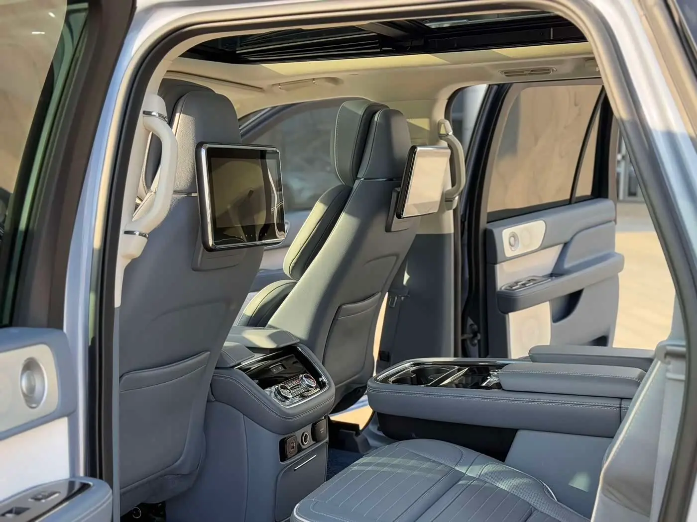 Lincoln Navigator 2022 — Şəkil 8/17