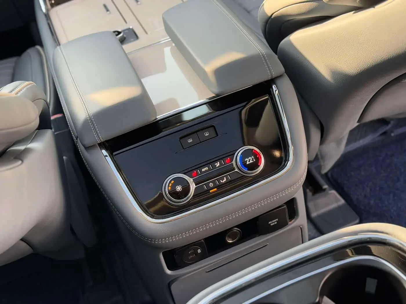 Lincoln Navigator 2022 — Şəkil 12/17