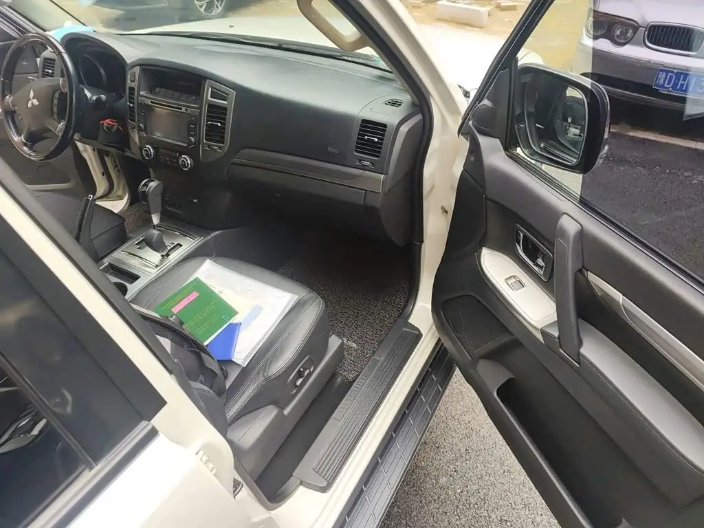 Mitsubishi Pajero 2017 — Photo 20/20