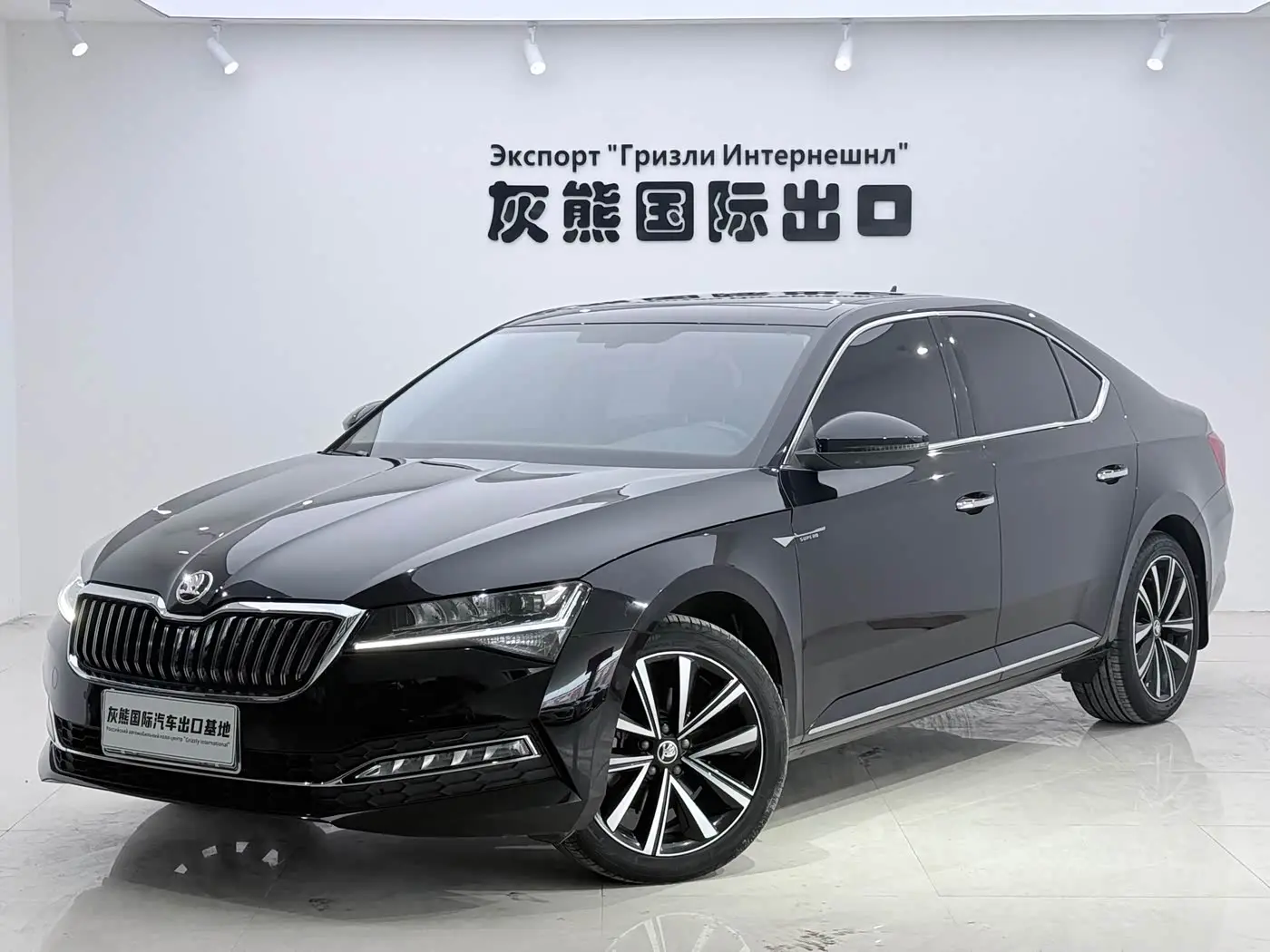 Škoda Superb 2023 — Фото 1/16