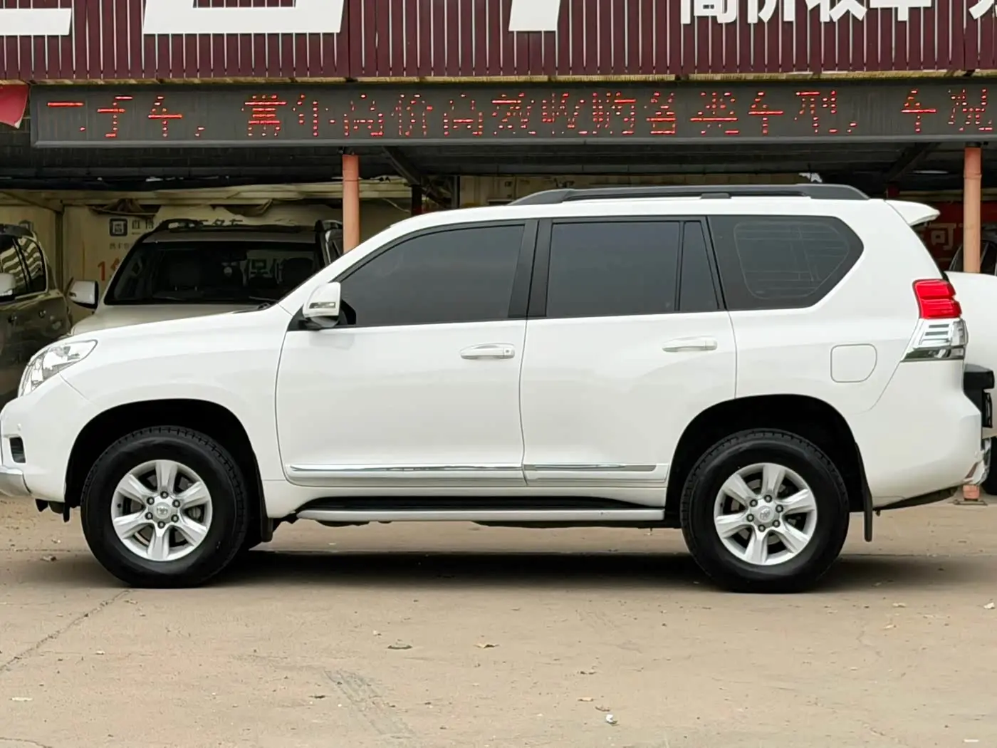 Toyota Prado 2012 — Photo 8/20