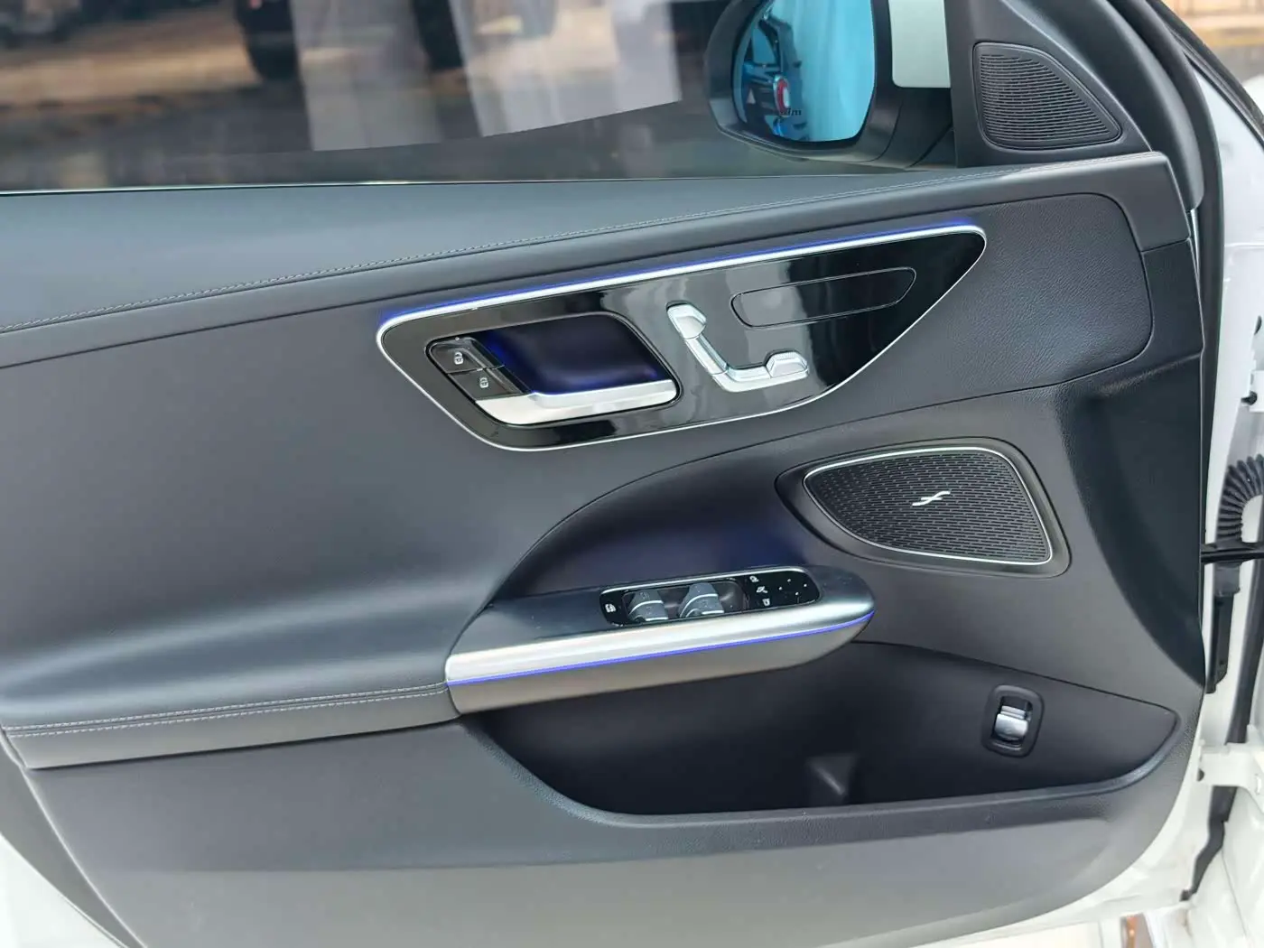 Mercedes-Benz C-Class 2024 — Photo 8/10