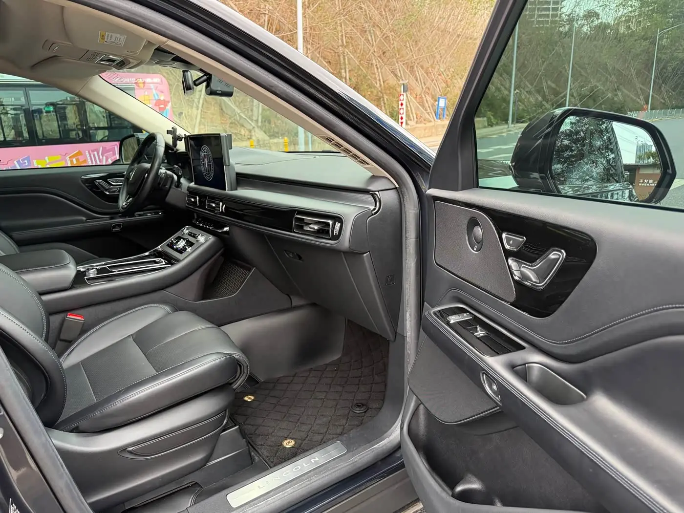 Lincoln Aviator 2023 — Photo 10/18